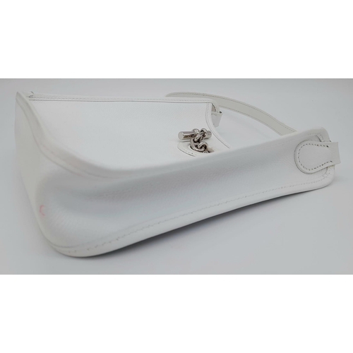 44 - A Hermes Vespa Handbag Epsom PM. Crafted in white leather. Palladium hardware. White raw leather int... 