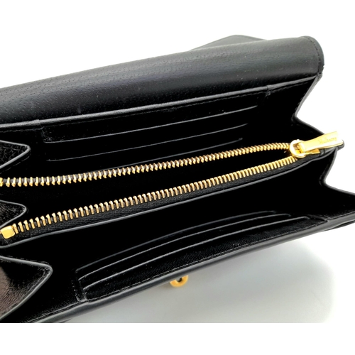 515 - A Mulberry Black Leather Purse/Wallet. Central inner zipped compartment - plenty of flap room. Gilde... 