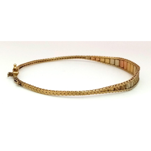 537 - A Vintage 9k Three-Colour Gold Bracelet. 18cm. 4.74g