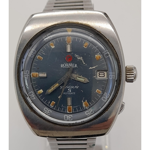 53 - A Rare Vintage Roamer Stingray Rotodate Gents Watch. Stainless steel strap and case - 36mm. Blue dia... 