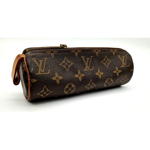 538 - A Louis Vuitton Trousse Ronde Case. Monogram canvas. 20cm. Ref: 11396