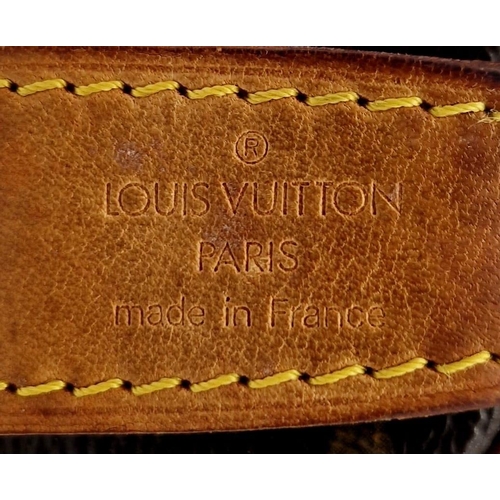 538 - A Louis Vuitton Trousse Ronde Case. Monogram canvas. 20cm. Ref: 11396