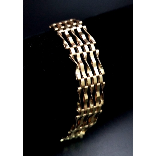 95 - A Vintage 9K Yellow Gold Gate Bracelet with Heart Clasp. 18cm. 5.25g.