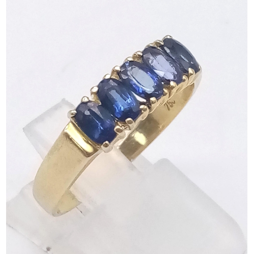 994 - 18K YELLOW GOLD 5 STONE SAPPHIRE RING. 3.8G TOTAL WEIGHT. SIZE T.