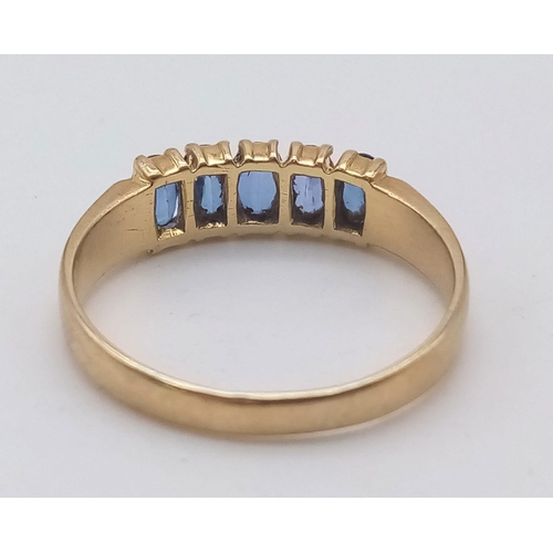 994 - 18K YELLOW GOLD 5 STONE SAPPHIRE RING. 3.8G TOTAL WEIGHT. SIZE T.