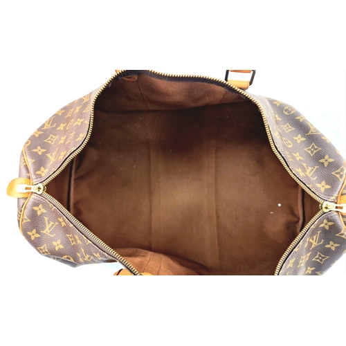 113 - A Louis Vuitton Keepall - Bandouliere 55. Monogram LV brown canvas and leather. 55 x 31 x 26cm. In g... 