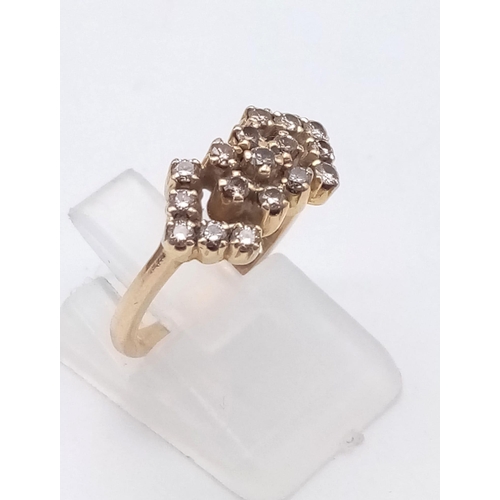 1189 - 18K YELLOW GOLD DIAMOND FANCY CLUSTER RING. 0.25CT 3.1G TOTAL WEIGHT. SIZE L.