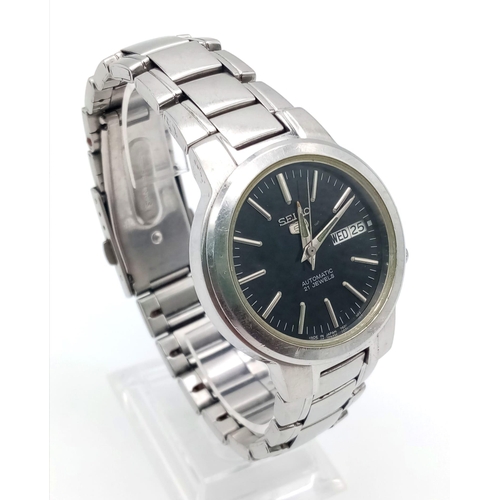 324 - A Vintage Seiko 5 Automatic Gents Watch. Stainless steel strap and case - 37mm. Black dial with day/... 