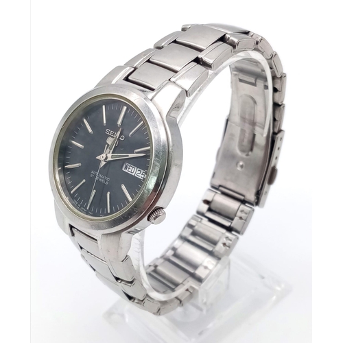 324 - A Vintage Seiko 5 Automatic Gents Watch. Stainless steel strap and case - 37mm. Black dial with day/... 