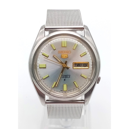 331 - A Vintage Seiko 5 7009-8219 21 Jewel Automatic Gents Watch. Stainless steel strap and case - 37mm. S... 