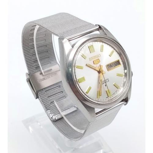 331 - A Vintage Seiko 5 7009-8219 21 Jewel Automatic Gents Watch. Stainless steel strap and case - 37mm. S... 