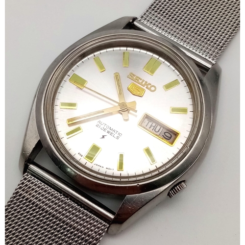 331 - A Vintage Seiko 5 7009-8219 21 Jewel Automatic Gents Watch. Stainless steel strap and case - 37mm. S... 