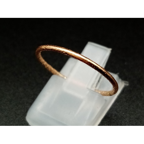 1197 - 9k rose gold 1mm hammered finish band ring 0.7g Size O