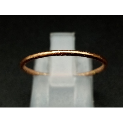 1197 - 9k rose gold 1mm hammered finish band ring 0.7g Size O