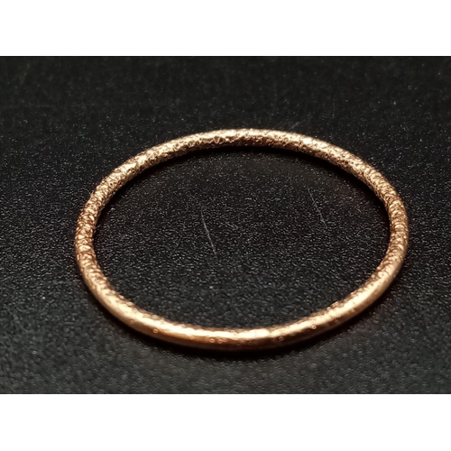 1197 - 9k rose gold 1mm hammered finish band ring 0.7g Size O