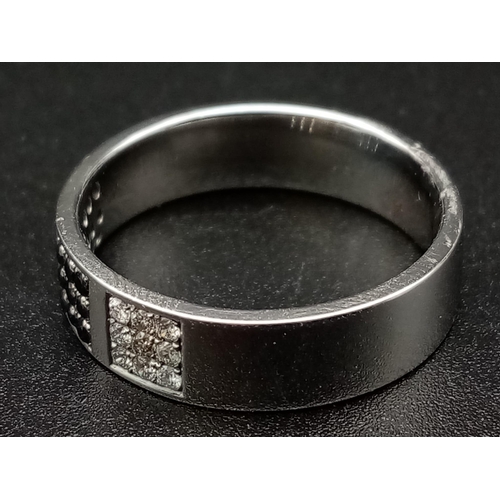 354 - 9k white gold black and white diamond band 4.1g Size N (dia:0.27ct)