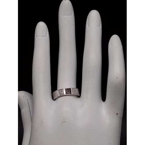 354 - 9k white gold black and white diamond band 4.1g Size N (dia:0.27ct)