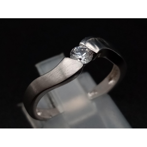 590 - 18k white gold diamond curve ring with half matte finish 2.6g Size M (dia:0.15ct)