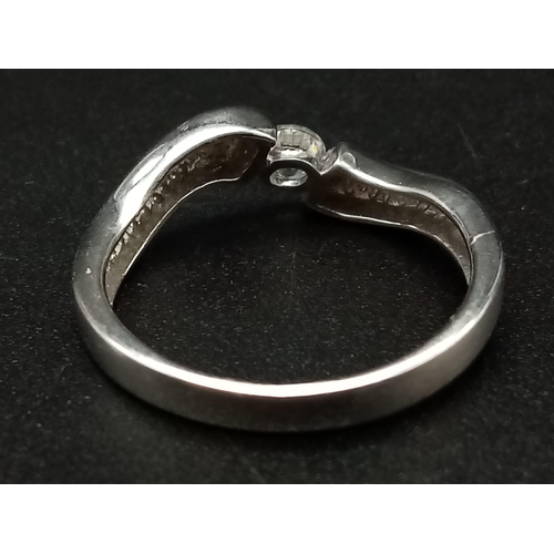 590 - 18k white gold diamond curve ring with half matte finish 2.6g Size M (dia:0.15ct)