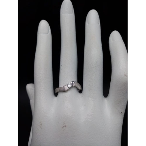 590 - 18k white gold diamond curve ring with half matte finish 2.6g Size M (dia:0.15ct)