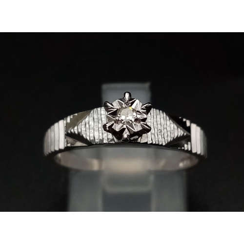 618 - 9k white gold vintage style engraved band diamond ring 2.7g Size N (dia:0.03ct)