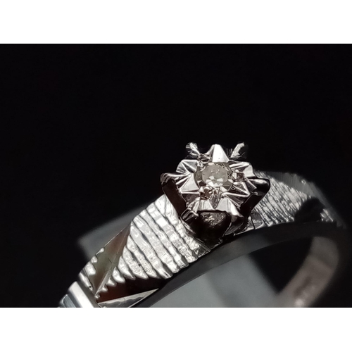 618 - 9k white gold vintage style engraved band diamond ring 2.7g Size N (dia:0.03ct)