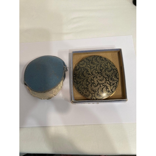 378 - 2 x vintage Stratton Compacts, to include large circular in black and gold having original box, toge... 