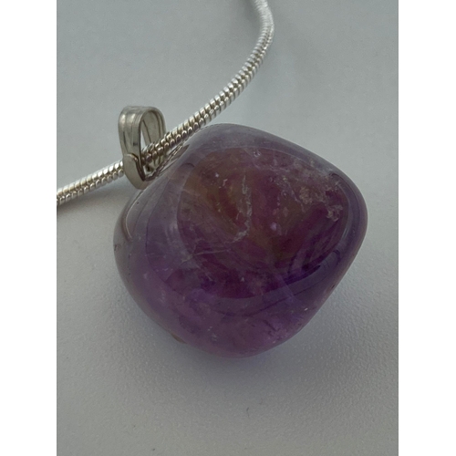 476 - Large natural AMETHYST polished as a pendant and mounted on a SILVER CHAIN. Amethyst 5 ct. Silver ch... 