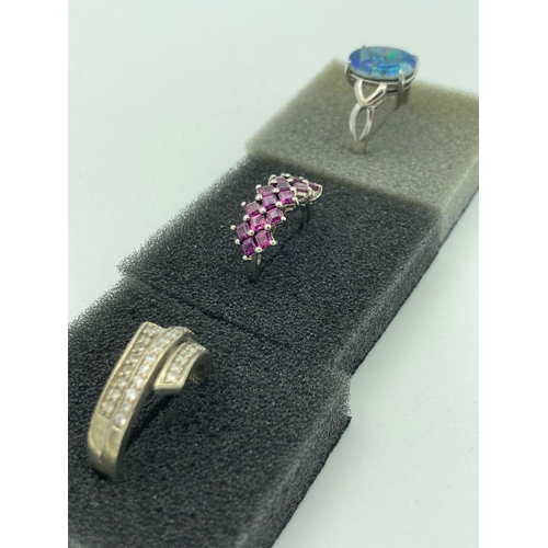 567 - 5 x SILVER RINGS with Gemstones.