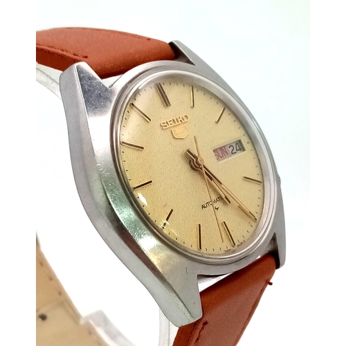 989 - A Vintage Seiko 5 Automatic Gents Watch. Brown leather strap. Beige dial with day/date window. In wo... 