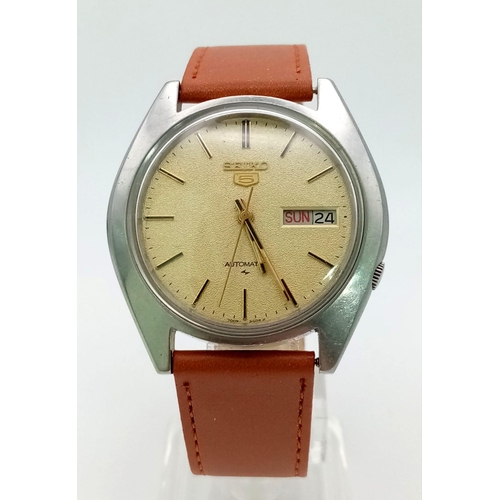 989 - A Vintage Seiko 5 Automatic Gents Watch. Brown leather strap. Beige dial with day/date window. In wo... 