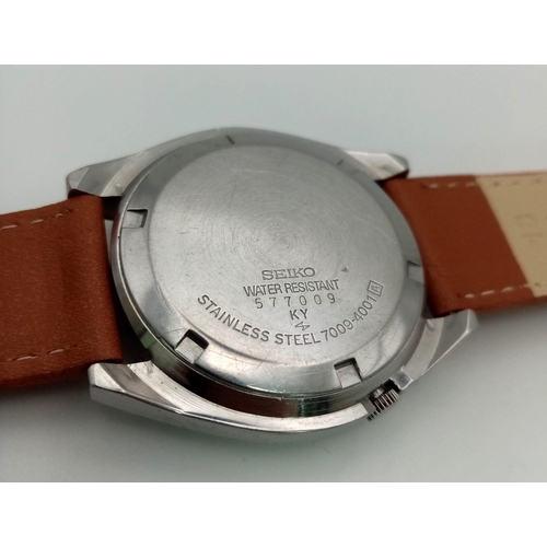 989 - A Vintage Seiko 5 Automatic Gents Watch. Brown leather strap. Beige dial with day/date window. In wo... 