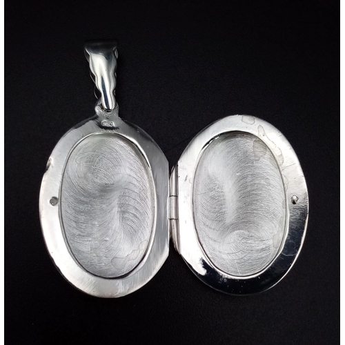 753 - STERLING SILVER OVAL LOCKET 5.5G