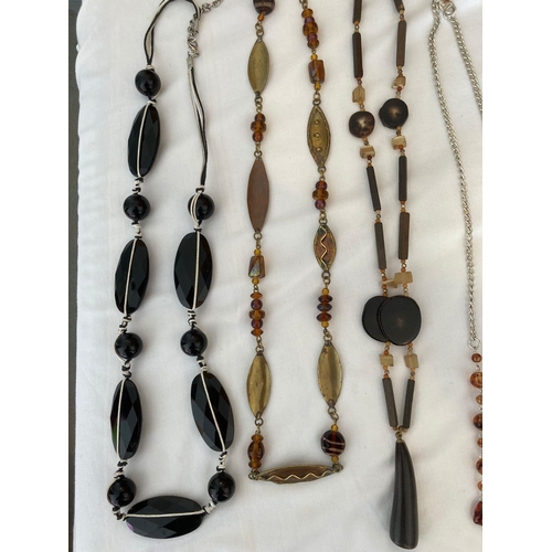 238 - Large selection of quality costume jewellery necklaces. Please see all pictures.