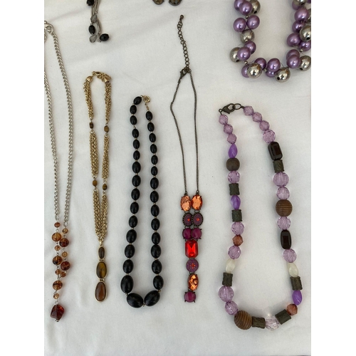 238 - Large selection of quality costume jewellery necklaces. Please see all pictures.