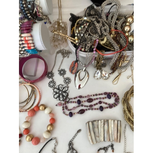 581 - Enormous selection of quality costume jewellery.Please see all pictures to view the full range.