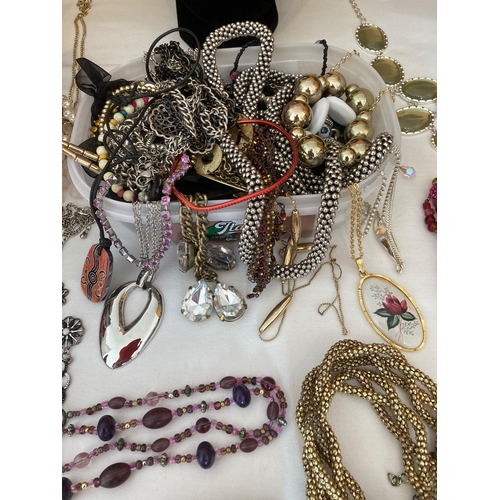 581 - Enormous selection of quality costume jewellery.Please see all pictures to view the full range.