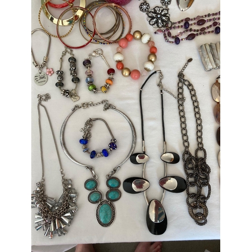 581 - Enormous selection of quality costume jewellery.Please see all pictures to view the full range.