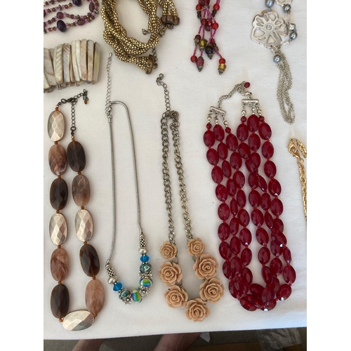 581 - Enormous selection of quality costume jewellery.Please see all pictures to view the full range.