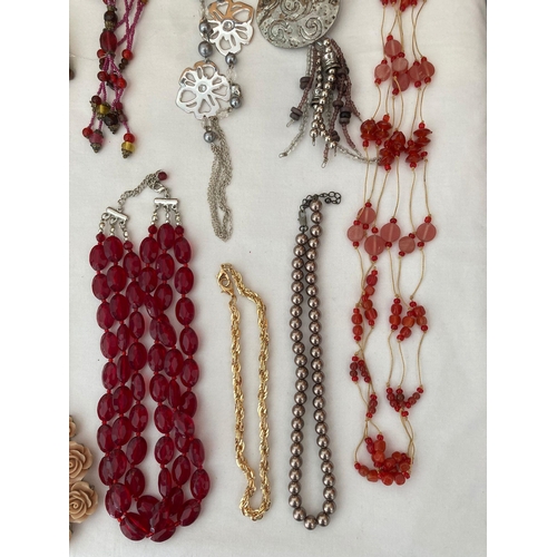 581 - Enormous selection of quality costume jewellery.Please see all pictures to view the full range.