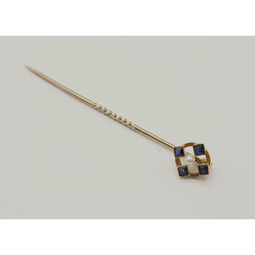 1195 - An Edwardian 15K Gold Square-Cut Ceylon Sapphire and Seed Pearl Stick Pin - comes with case. 6cm. 1.... 