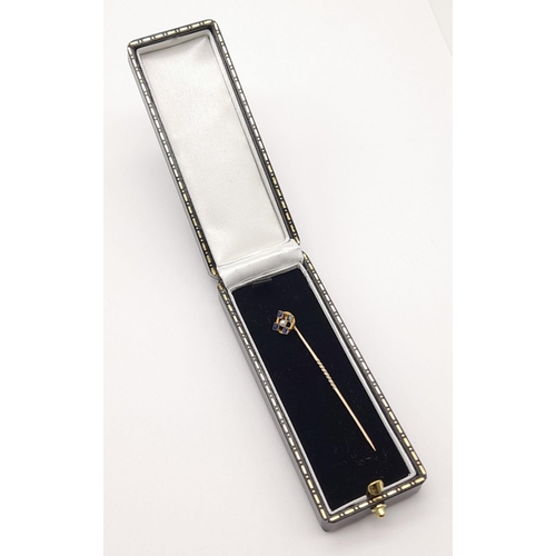 1195 - An Edwardian 15K Gold Square-Cut Ceylon Sapphire and Seed Pearl Stick Pin - comes with case. 6cm. 1.... 