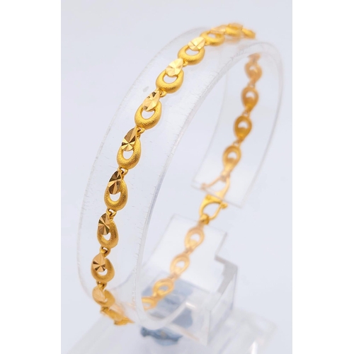 260 - A 22K Yellow Gold Oval Link Bracelet. 17cm. 5.9g. Ref: 6-1812.