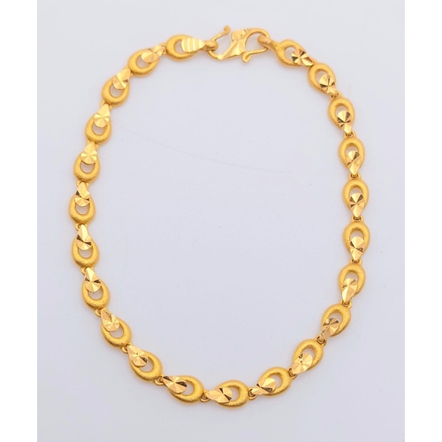 260 - A 22K Yellow Gold Oval Link Bracelet. 17cm. 5.9g. Ref: 6-1812.