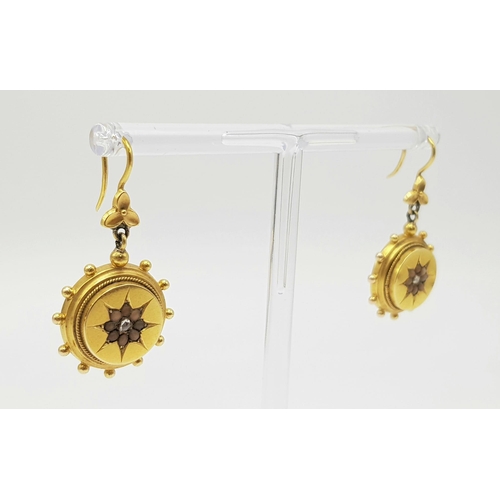 698 - PAIR OF EDWARDIAN ANTIQUE 18K GOLD AND SEED PEARL EARRINGS WITH CENTRAL DIAMOND. TOTAL WEIGHT 8.8G