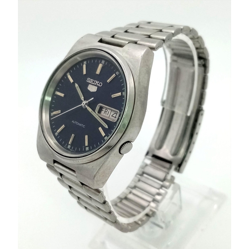 702 - A Vintage Seiko 5 Automatic Gents watch. Stainless steel strap and case - 36mm. Black dial with day/... 