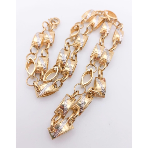 42 - A 14K  Yellow and White Gold Oval and Circle Link Chain. 60cm. 19.6g. Ref: 6-2440.