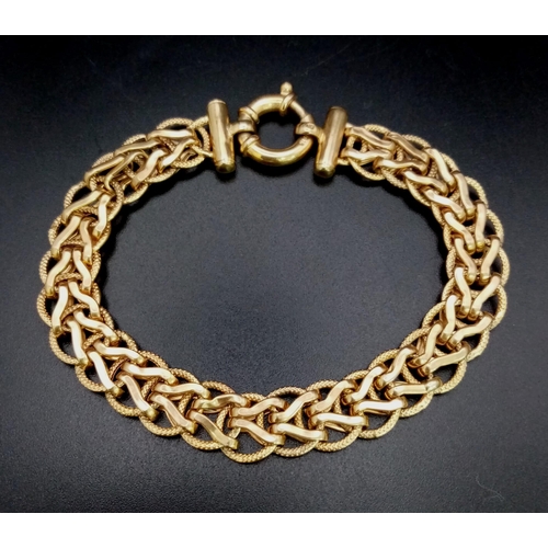 1 - A Lovely Vintage Platter-Link 9K Yellow Gold Bracelet. 20cm.
12.11g.