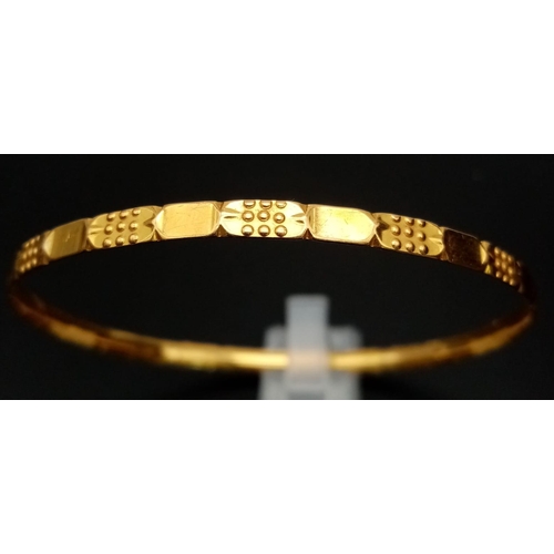 1064 - A 22K GOLD BANGLE. 8.3gms  3-12979