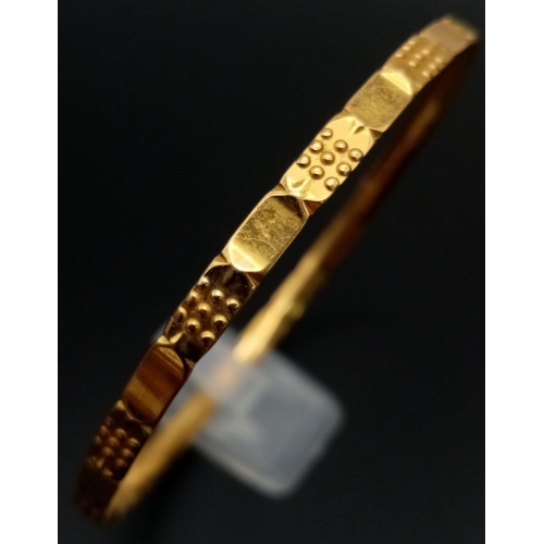 1064 - A 22K GOLD BANGLE. 8.3gms  3-12979